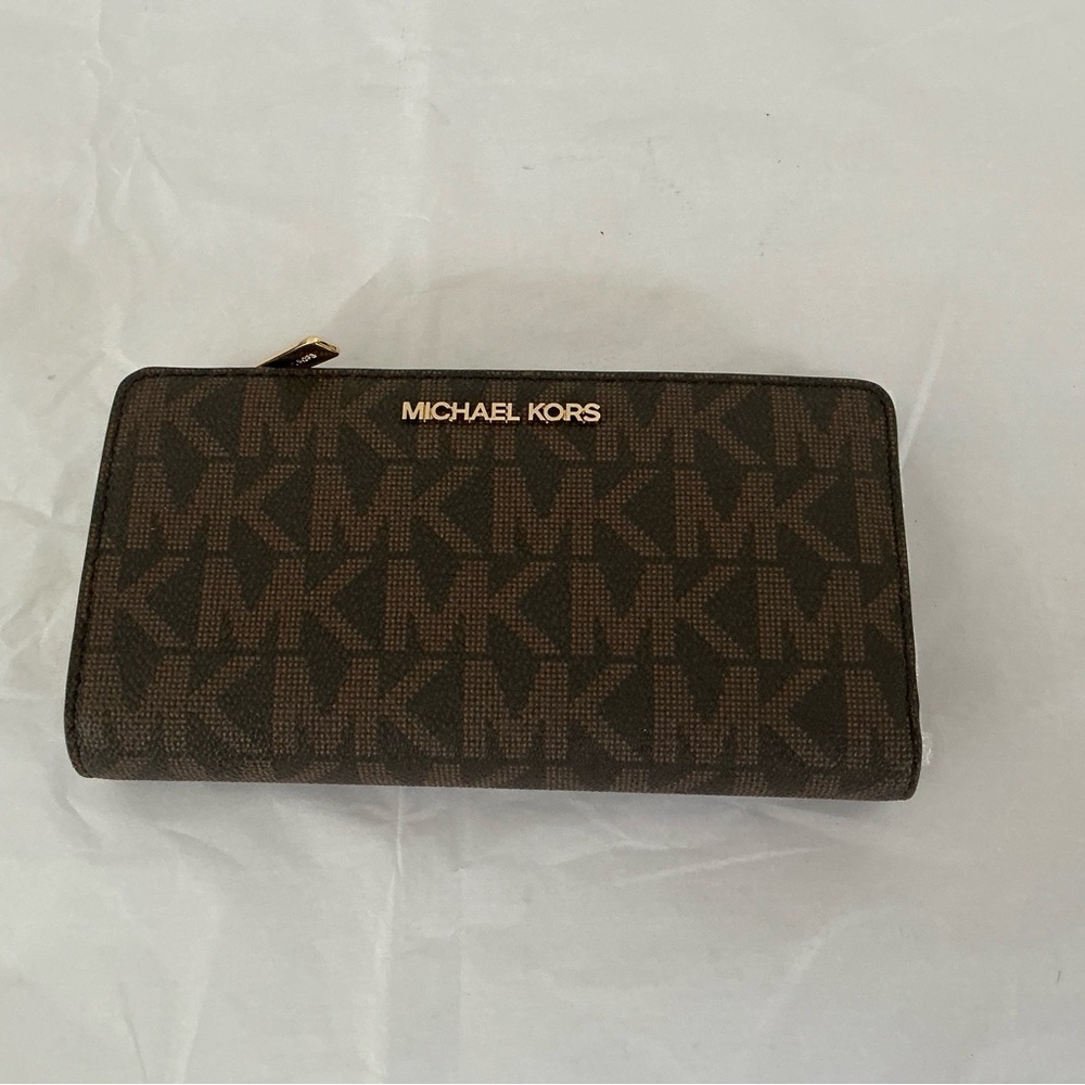 Michael Kors
Signature Logo Jet Set Travel Continental Wristlet - Picture 4 of 9